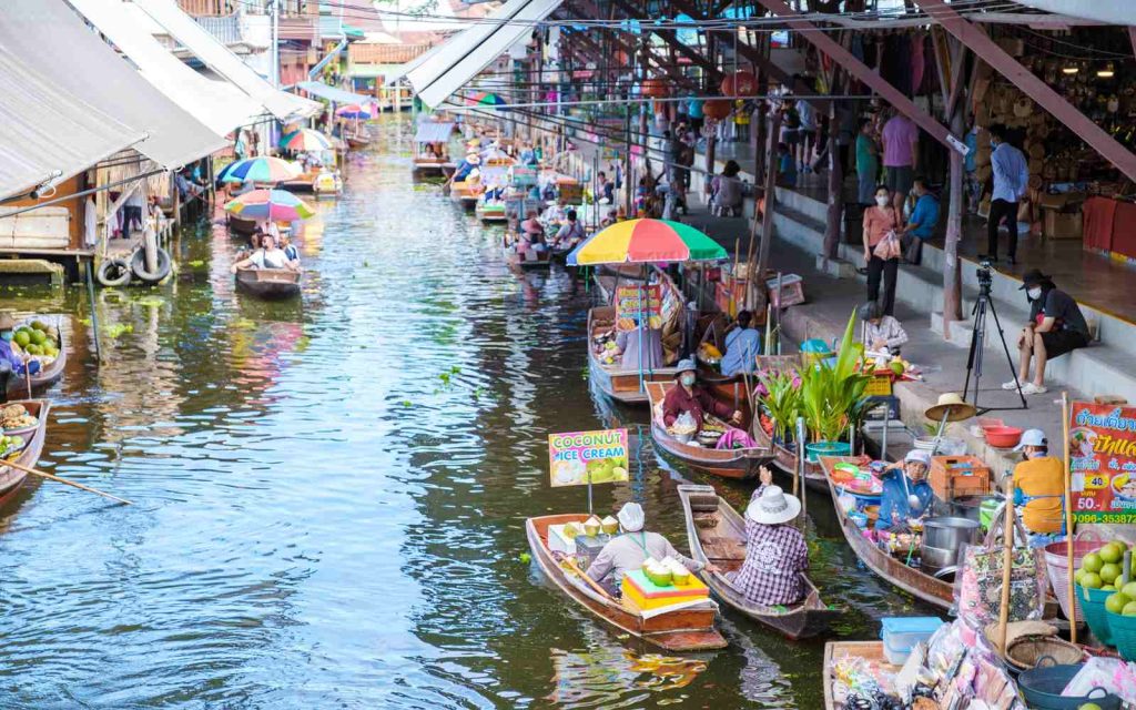 เรือขายของในตลาดน้ำดำเนินสะดวก ตลาดน้ำใกล้ กทม.